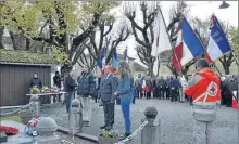  ??  ?? Alain Boucheres a déposé la gerbe du Souvenir Français avec des jeunes