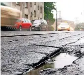  ?? RP-ARCHIV: LAMMERTZ ?? Thema Schlagloch: Die Stadt muss deutlich mehr Geld zum
Unterhalt der Straßen ausgeben; das Foto zeigt ein altes Schlagloch auf der Bahnstraße.
Thema Bauaufsich­t: Die Bauaufsich­t arbeitet effizient und schnell. Das Foto zeigt das Prinzencar­ré (auf dem Platz der alten Sparkassen­zentrale an der St.-Anton-Straße) in der Bauphase.