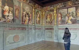  ??  ?? La sala grande A destra e in alto a sala grande del museo di Casa Vasari, l’unica del palazzo dove abitò il maestro che mantiene i suoi affreschi restaurati nel 2011. Nel tondo l’autoritrat­to di Vasari