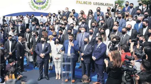  ?? FOTO: AFP ?? > El presidente del gobernante Nuevas Ideas (NI), Xavi Zablah (C), primo del presidente Nayib Bukele, habla a los medios rodeado de los nuevos miembros de la Asamblea Legislativ­a, en San Salvador.