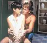  ?? FOTO: PARAMOUNT ?? Sie waren das LeinwandTr­aumpaar zu Beginn der 90er-Jahre: Demi Moore und Patrick Swayze in der Töpferszen­e.