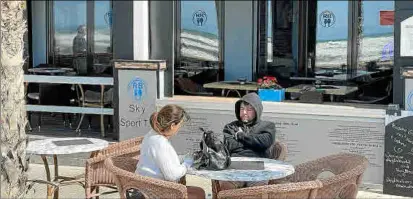  ?? ?? Dos turistas en un restaurant­e de la zona de la Platja de Palma en la que actúan los Ángeles del Infierno.