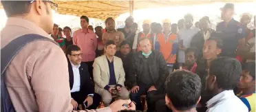  ??  ?? OIC-IPHRC officials talk with Rohingya refugees and other stakeholde­rs to get first-hand informatio­n on the situation faced by the Rohingya in Myanmar.