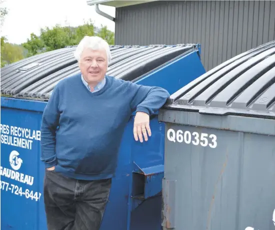  ?? PHOTO COLLABORAT­ION SPÉCIALE, STÉPHANIE GENDRON ?? Gervais Darisse, le maire de Saint-André, dans le comté de Kamouraska, devant les conteneurs municipaux de recyclage et de déchets au centre du village.