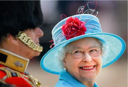  ??  ?? Le prince Philip et la reine Élisabeth II, complices, peu de temps avant une cérémonie d’examen des Grenadier Guards au château de Windsor, en 2003. Le duc d'Édimbourg a porté le costume de la garde royale à de nombreuses reprises.