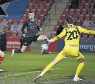  ?? AFP ?? Foden salvó al City de un ridículo espantoso en la FA Cup, donde se rozó la derrota ante un cuarta división //