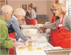  ?? FOTO: TANJA BOSCH ?? Knapp 200 Essen werden täglich in der Vesperkirc­he im Martin-LutherGeme­indehaus ausgegeben.