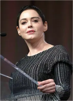  ?? PHOTOS AFP ?? « J’ai été réduite au silence pendant 20 ans. J’ai été victime de “slut-shaming”, j’ai été harcelée », a témoigné hier l’actrice Rose McGowan (à gauche), une des premières personnes à avoir accusé le producteur Harvey Weinstein (à droite) de viol. Les...