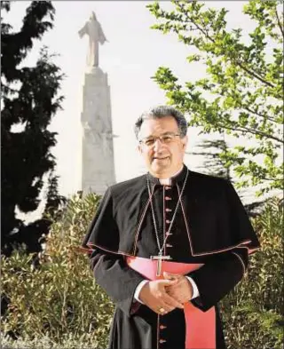  ?? Guillermo Baltasar ?? El obispo de Getafe ante el monumento del Sagrado Corazón de Jesús