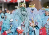  ?? FOTO: DPA ?? Neptun und Poseidon verteilten Süßigkeite­n beim Düsseldorf­er Rosenmonta­gszug.