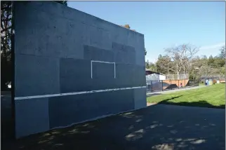  ?? ALAN DEP — MARIN INDEPENDEN­T JOURNAL ?? The ball wall court stands near the skate park at Corte Madera Town Park on Monday. Town officials are considerin­g a plan to build two pickleball courts there.