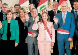  ?? // REUTERS ?? Dina Boluarte con el nuevo gabinete ministeria­l, ayer en Lima