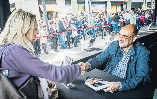  ?? LLIBERT TEIXIDÓ ?? Xavier Bosch va ser l’autor més venut en català amb Nosaltres dos, segons les primeres dades del gremi