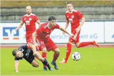  ?? ARCHIVFOTO: JOSEF KOPF ?? Justin Schumacher, hier im Spiel gegen Essingen am Ball, und der FC Wangen wollen den ersten Sieg.