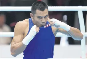  ?? REUTERS ?? LEFT
Boxer Bunjong Sinsiri celebrates his victory over Indonesia’s Sarohatua Lumbantobi­ng in the 69kg class.
