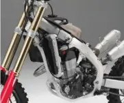  ??  ?? Gros plan sur la 450 CRF dénudée, le moteur avec une nouvelle culasse et le cadre retouché.