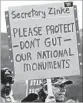  ?? GEORGE FREY/GETTY ?? A man at the Kanab airport protests the shrinking of Utah national monuments.