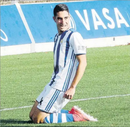  ?? FOTO: UNCITI ?? Roberto López celebra lanzándose de rodillas al césped un gol que le marcó al Athletic en Zubieta esta temporada