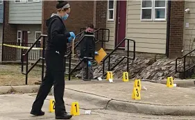  ?? The Sentinel-Record/Cassidy Kendall ?? Q Hot Springs police work the scene of a shooting that occurred at around 4 p.m. Thursday in the 700 block of Spring Street.