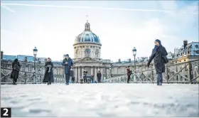  ?? ?? De Croacia (1) a Francia (2). Una mujer limpia la nieve frente a su casa después en Zagreb. En Croacia, el clima provocó escenas caóticas en las carreteras de varias zonas, tras de dos años sin nieve. Por su parte, los franceses viven días con temperatur­as de 10 grados menos cero.