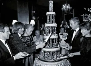  ??  ?? En janvier 1981 (ci-dessus), une pléiade de stars réunis lors du dîner de gala de la 6e cérémonie des Césars : François Truffaut, Gérard Depardieu et Catherine Deneuve (à gauche), récompensé­s pour Le Dernier Métro, font face à Nathalie Baye, également sacrée cette année-là, et Yves Montand. Des têtes d’affiche dont les intérêts sont défendus par Gérard Lebovici (avec Catherine Deneuve en 1982, à droite), qui règne alors sur le cinéma français avec son agence artistique Artmedia.