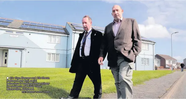  ?? PIC: ROBERT PARRY JONES ?? Cllr Glyn Haynes and Cllr Shaun Redmond say anti social behaviour is making lives a misery for residents of Peibio Close, Morawelon, Holyhead