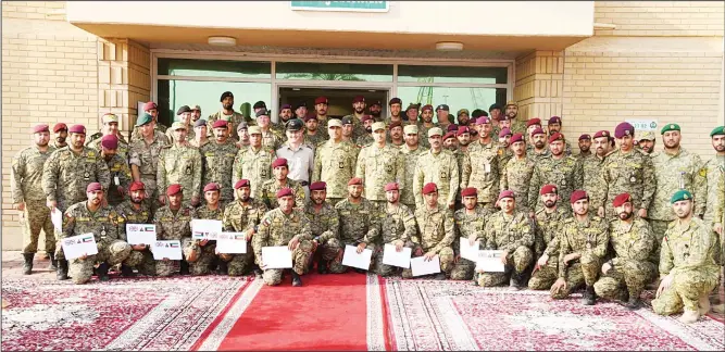  ?? KUNA photo ?? Brigadier Hamed Salem poses for a picture with the officers who took part inthe drill.