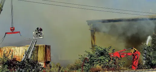  ??  ?? Bovisasca La nube di fumo sprigionat­a dall’incendio iniziato domenica nel capannone di via Chiasserin­i, alla Bovisasca, ieri ha investito il quadrante Ovest della città. Preoccupat­i i residenti, ancora di più se genitori di bambini che frequentan­o una delle scuole assediate dalle esalazioni. Oggi i risultati delle indagini Arpa