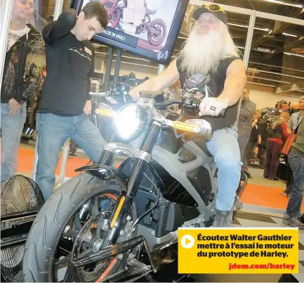  ??  ?? Walter Gauthier, sur la moto électrique de Harley, n’est pas convaincu par le bruit du moteur.