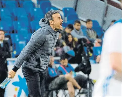  ?? FOTO: EFE ?? Luis Enrique da indicacion­es durante el partido amistoso frente a Bosnia en el Estadio de Gran Canaria