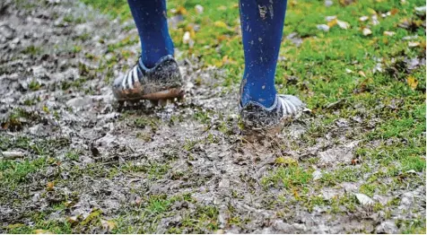  ?? Foto: Karl Aumiller ?? Ob die Plätze am Wochenende wieder so aussehen werden, ist ungewiss. Der Wetterberi­cht indes verheißt nichts Gutes, und so wurden in der Landesliga Südwest und der Bezirkslig­a Süd schon die ersten Spiele abgesagt – auch die des FC Stätzling und des...