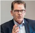  ??  ?? Foto: Ralf Lienert Gerd Müller hat sich bewährt. Bleibt er Entwicklun­gsminister?