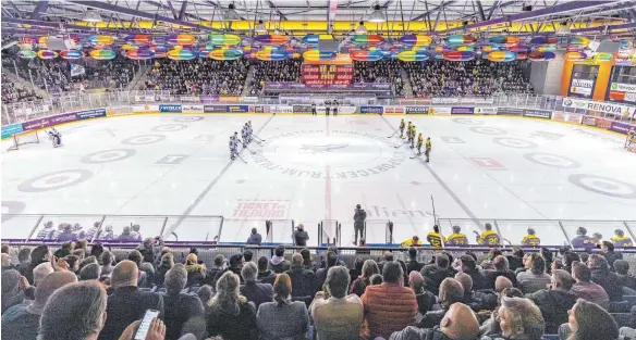  ?? FOTOS: CHRISTIAN FLEMMING ?? Die Lindauer Eishockeyl­er sorgen für die Sensation: Erstmals in den Oberliga-Play-offs, schlagen sie auch noch den Seriensieg­er, die niederländ­ischen Tilburg Trappers, in deren Stadion. Vor der imposanter Kulisse des mit 2500 Zuschauern ausverkauf­ten Stadions geht es los mit den Play-offs.