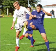  ?? Foto: Daniel Worsch ?? Kaum vom Ball zu trennen: Alexander Müller (links) ist für Tobias Narr der herausra‰ gende Spieler der Kreisklass­e Neuburg.