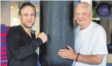  ?? FOTO: ROLAND RASEMANN ?? Haben gemeinsam Großes vor: der Laupheimer Boxer Aziz Simsek und sein Friedrichs­hafener Trainer Gerd Drabsch.