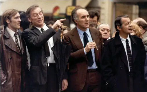  ??  ?? Ritals. (De g. à dr.) Gérard Depardieu, Yves Montand, Michel Piccoli et Serge Reggiani, sur le tournage de « Vincent, François, Paul et les autres », realisé par Claude Sautet (1974).