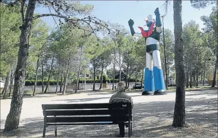  ?? VICENÇ LLURBA ?? La estatua del popular robot en la entrada de la urbanizaci­ón Mas del Plata, en Cabra del Camp