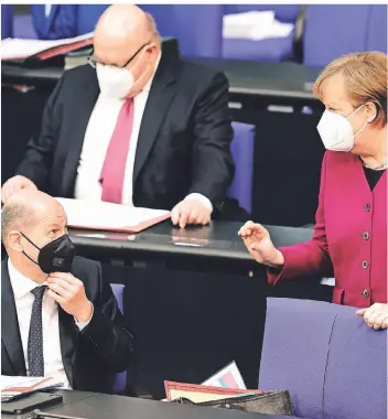  ?? FOTO: KAY NIETFELD/DPA ?? Je nach Perspektiv­e schieben die Parteien Kanzlerin Angela Merkel (CDU), Finanzmini­ster Olaf Scholz (SPD, links) oder Wirtschaft­sminister Peter Altmaier (CDU) die politische Verantwort­ung für den Wirecard-Skandal zu.