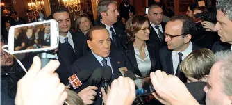  ??  ?? L’arrivo Silvio Berlusconi, Mariastell­a Gelmini e il candidato sindaco per il centrodest­ra, Stefano Parisi, all’hotel Westin Palace
(Newpress)