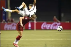  ?? AFP PHOTO / FRANCK FIFE ?? JATUH BANGUN: Gelandang AS Tobin Heath terjatuh di punggung gelandang Jerman Tabea Kemme kemarin dini hari WIB.