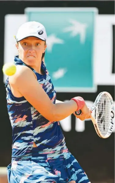  ?? Agence France-presse ?? Iga Swiatek plays a shot against Elenagabri­ela Ruse in their first round match at the Rome Open.