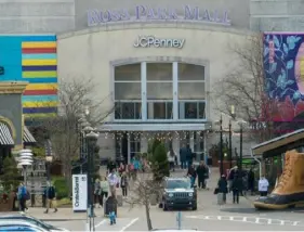  ?? Tim Robbibaro/For the Post-Gazette ?? A steady flow of Black Friday shoppers enter Ross Park Mall, but a shift in consumer behavior has been plaguing malls and department stores for decades, experts say. People of all generation­s are shopping differentl­y, forcing companies to re-evaluate their business models.