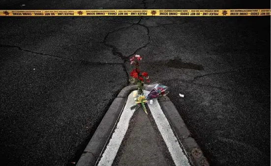  ?? Drew Angerer/Getty Images/AFP ?? Flores depositada­s no Las Vegas Boulevard, perto do local do ataque a tiros de domingo (1º) que deixou saldo de 58 mortos e mais de 500 feridos