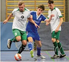  ?? Foto: Reinhold Rummel ?? Der BC Rinnenthal (blaue Trikots) setzte sich in der zweiten Gruppe des Landkreis Cups in Dasing an die Spitze und qualifizie­rte sich souverän für die Endrunde, die heute Abend ansteht.