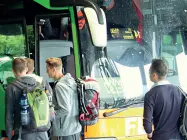  ??  ?? Viaggi «low cost» Ragazzi in attesa di salire su un mezzo della Flixbus: a Bolzano fanno scalo circa cento corse al giorno