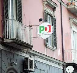  ??  ?? Corso Vittorio Emanuele Il palazzo della sede storica del Pd stabiese