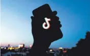  ?? FOTOS: IMAGO (3) ?? Kann Spaß machen, wird aber auch für Aufrufe zu Straftaten genutzt: das Netzwerk TikTok.