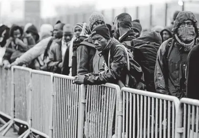  ?? FOTO ČTK ?? Uprchlíci ve francouzsk­ém Calais. Při likvidaci tamního tábora v roce 2016 byli jeho obyvatelé přemisťová­ni do evakuačníc­h center v zemi.