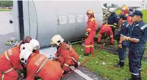  ?? PIC COURTESY OF FIRE AND RESCUE DEPARTMENT ?? D’Mex Disaster Management Training being held at the Samajaya Industrial area in Kuching yesterday.