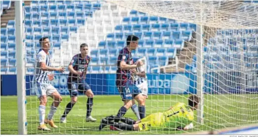  ?? FOTOS: RAFA DEL BARRIO ?? Gianni, en una de las paradas que evitó que el Recreativo convirtier­a algún gol ayer ante el Yeclano en el Nuevo Colombino.